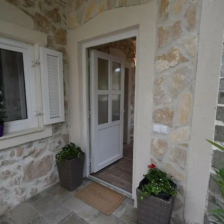 Neven Apartament *